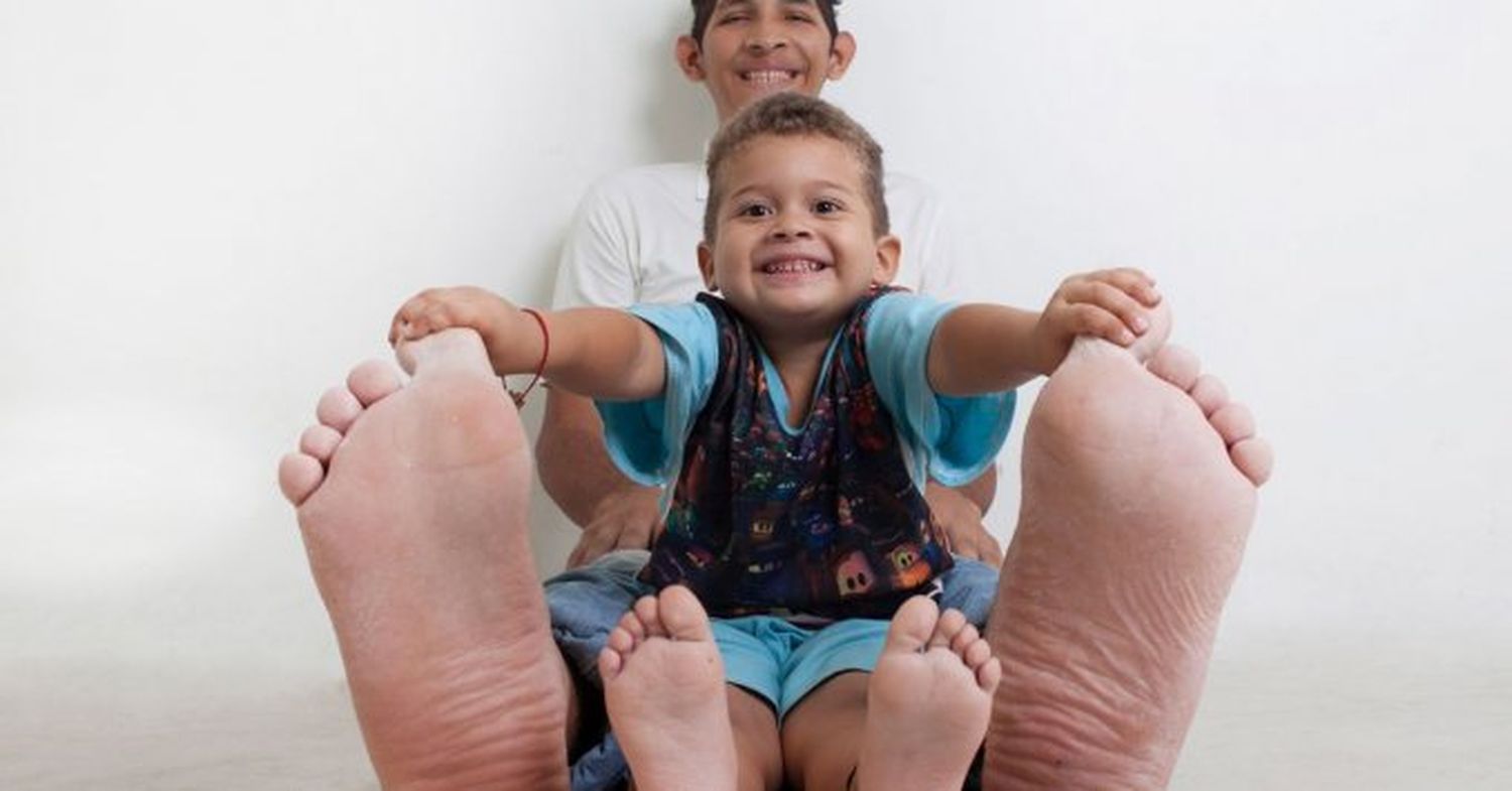 ¿Cuánto calza la persona con los pies más grandes del mundo?