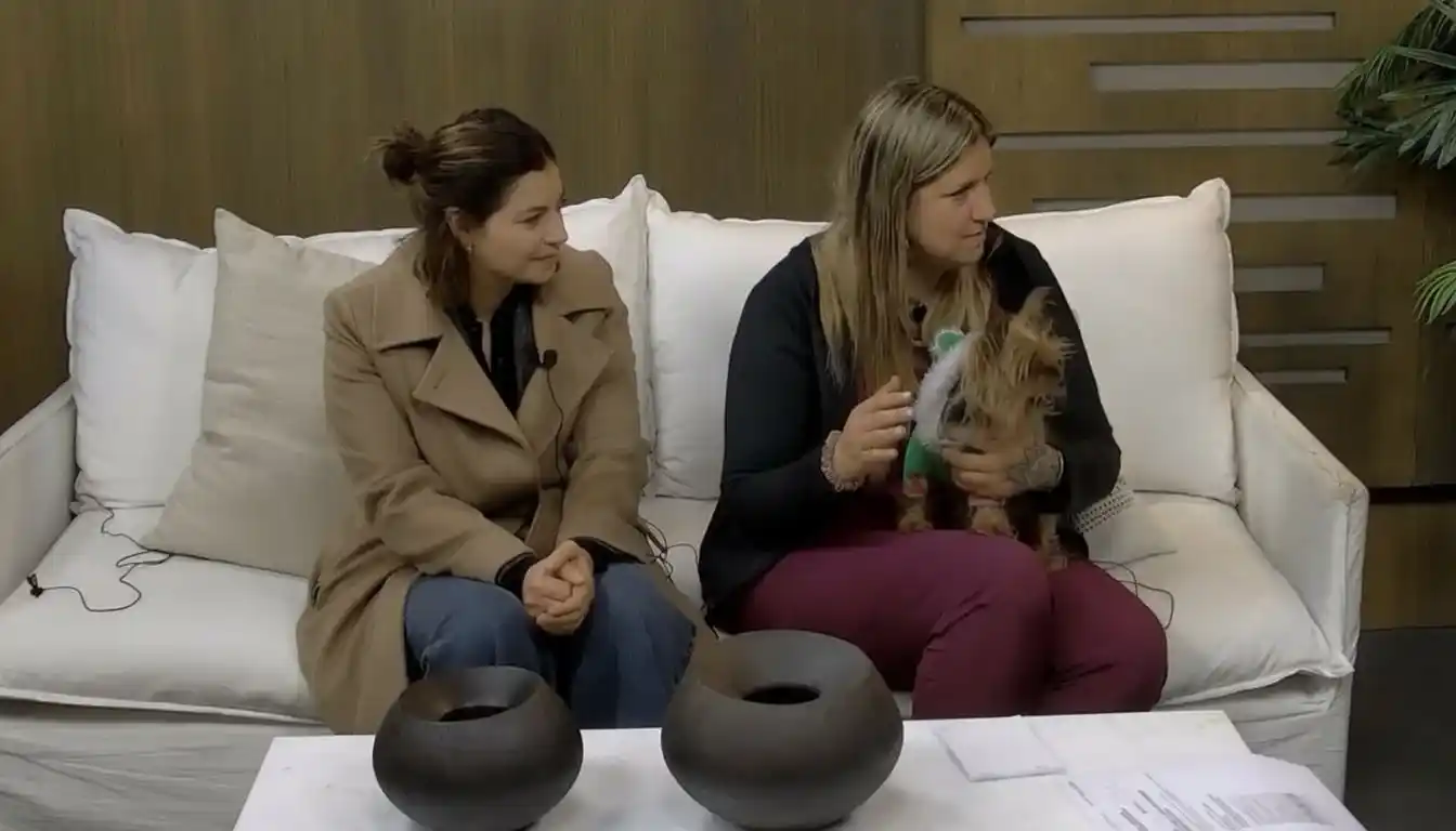 Mariana Jara y Joana Rodríguez, junto a Pinky, en los estudios de El Eco.
