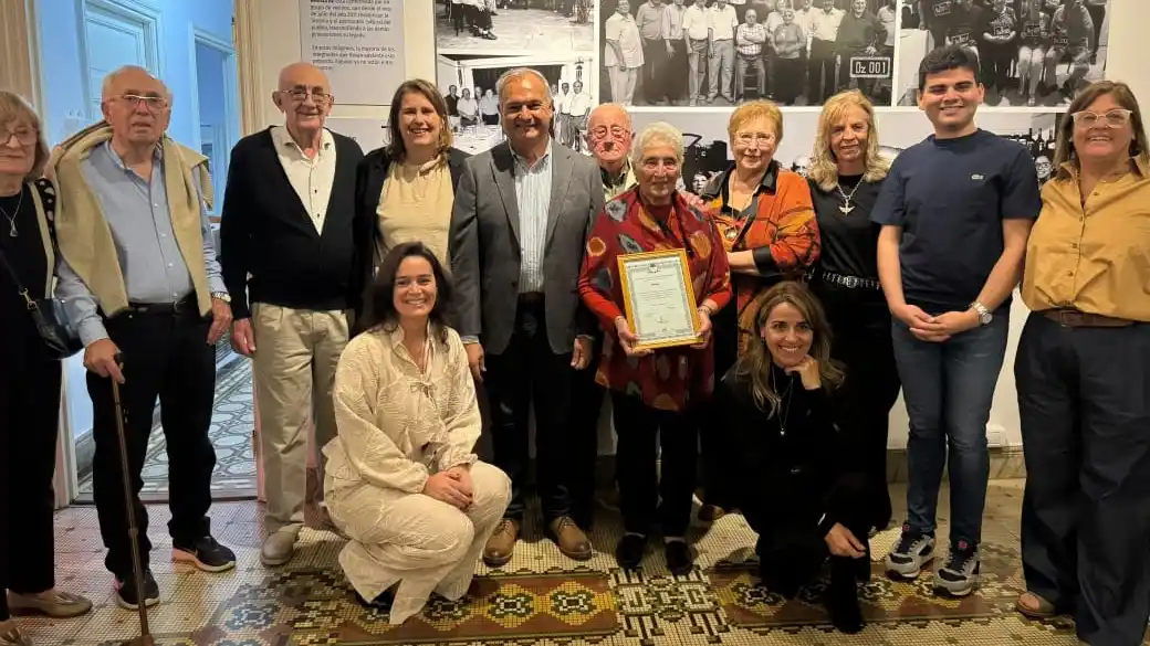 Pablo Farías junto a la intendenta Verónica Gallo, entregó la declaración de interés público a Casa Viva.