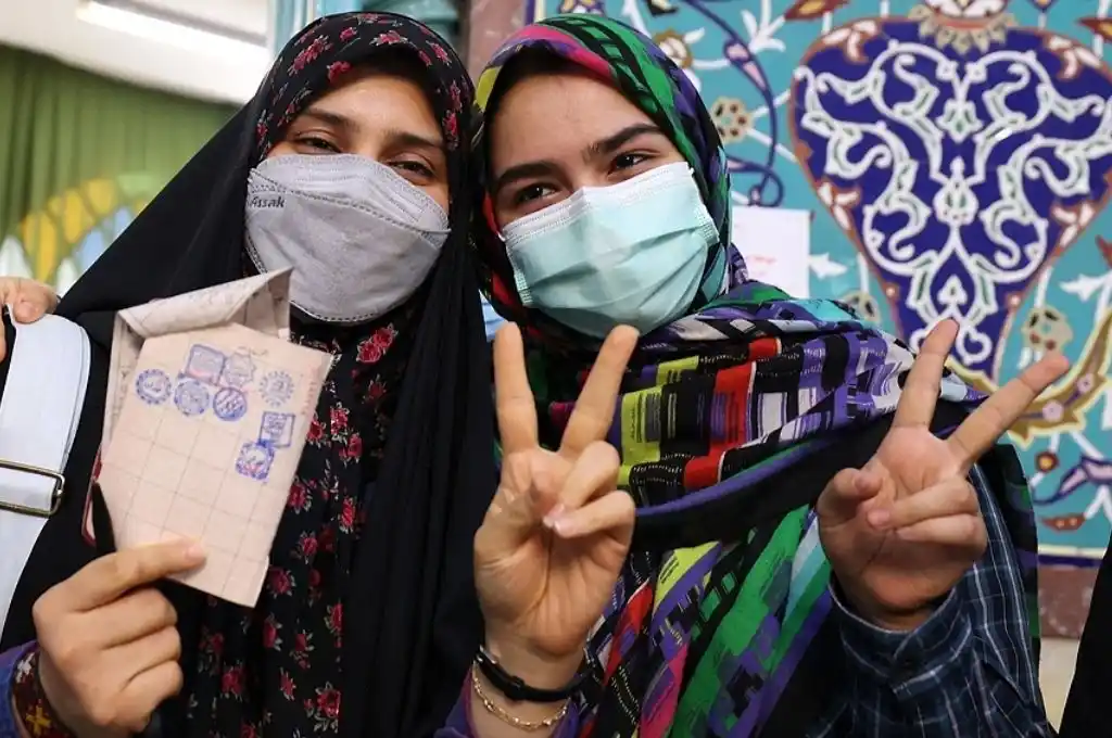 Con menguada participación, los iraníes eligen presidente