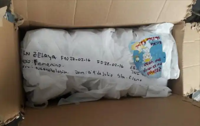 Entregaron a una madre el cuerpo de su hija en una caja de cartón