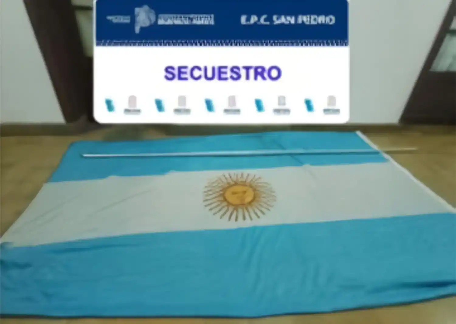La bandera y el mástil metálico fueron secuestrados por los efectivos.