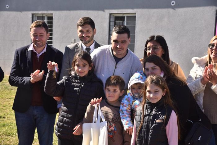 El gobernador junto a familias que recibieron su vivienda y accedieron al sueño de la casa propia