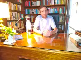 El padre “Goyo” presentó un libro que invita a reflexionar sobre los vínculos digitales