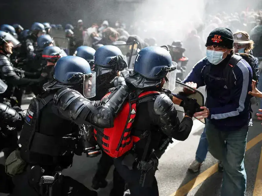 Siguen las protestas estudiantiles en Francia: la policía dispersó con cañones de agua a miles de personas