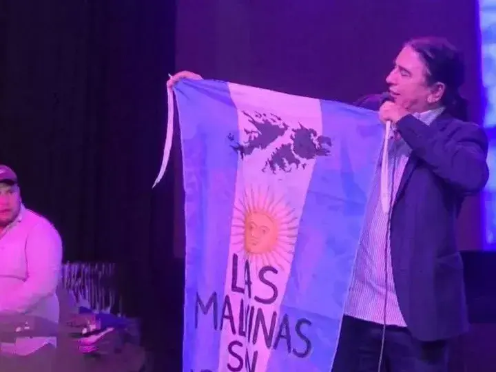 Mario Pereyra se sumó al reclamo por Malvinas con gran bandera de Argentina durante un show
