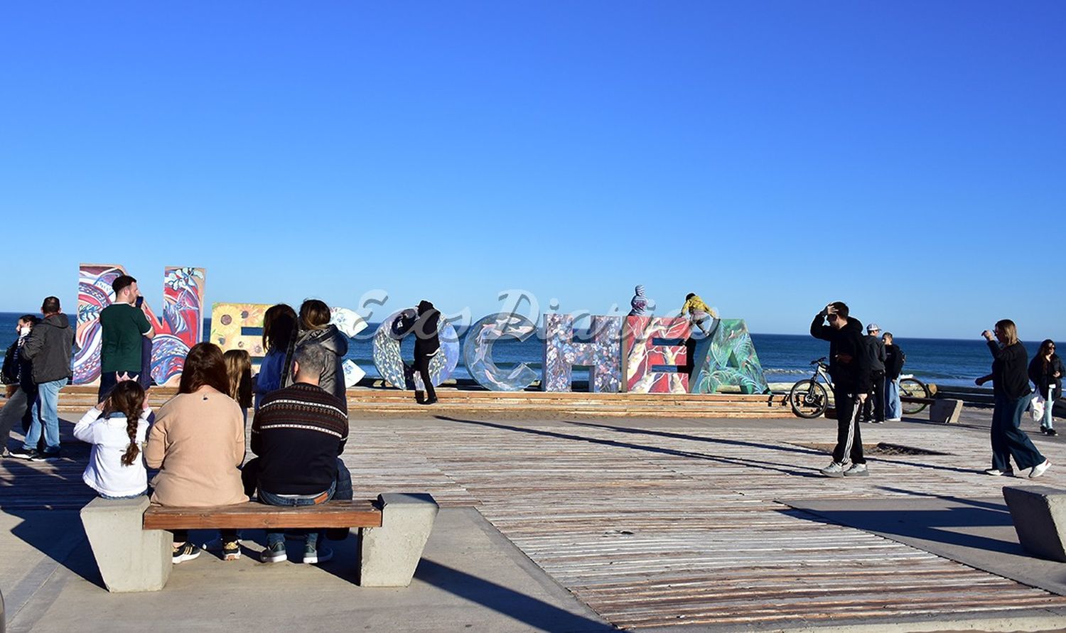 En las letras de Necochea. Mucha gente se acercó a sacarse fotos y disfrutar del día de sol