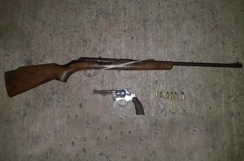 En una discusión vecinal, detuvieron a dos hombres armados