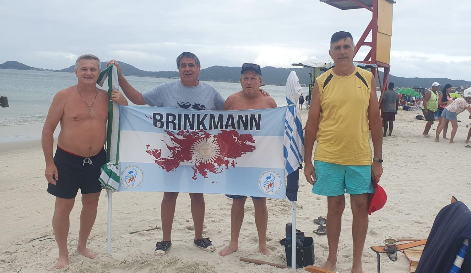 Jorge junto a sus amigos y ex camaradas en las playas de Brasil.