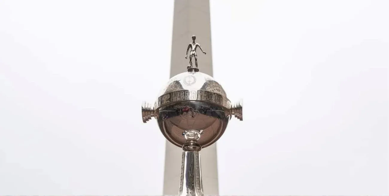 ¡La Copa en el Obelisco! El renovado trofeo de la CONMEBOL #Libertadores que se pondrá en juego este sábado en Buenos Aires. Foto: CONMEBOL