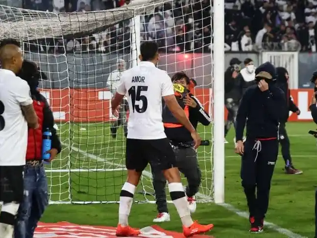 Hinchas de Colo Colo invadieron el campo, luego de conocerse la muerte por asfixia de dos personas