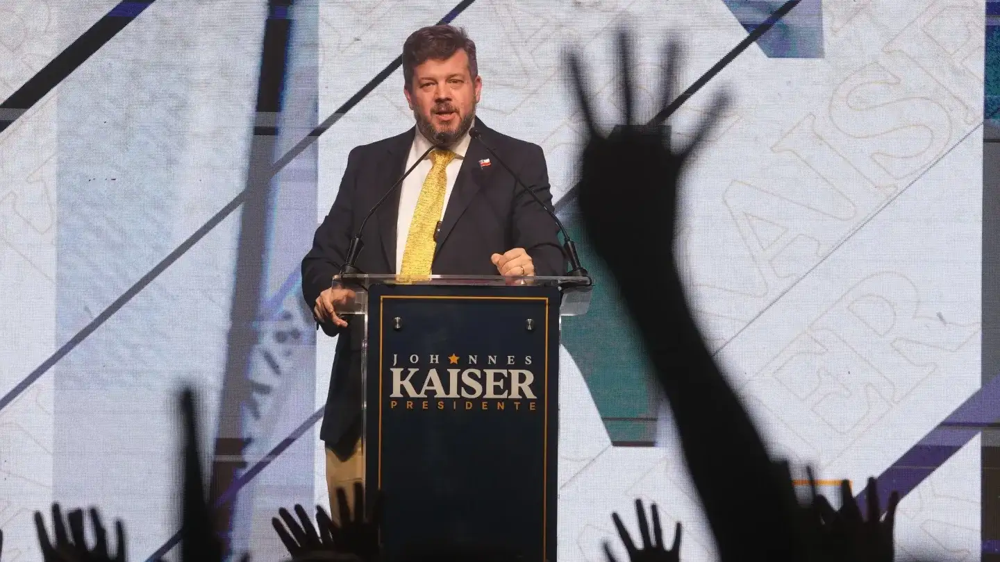Desde Santiago, desafía a José Antonio Kast y promete una agenda ultraconservadora que reaviva la tensión política en el país.