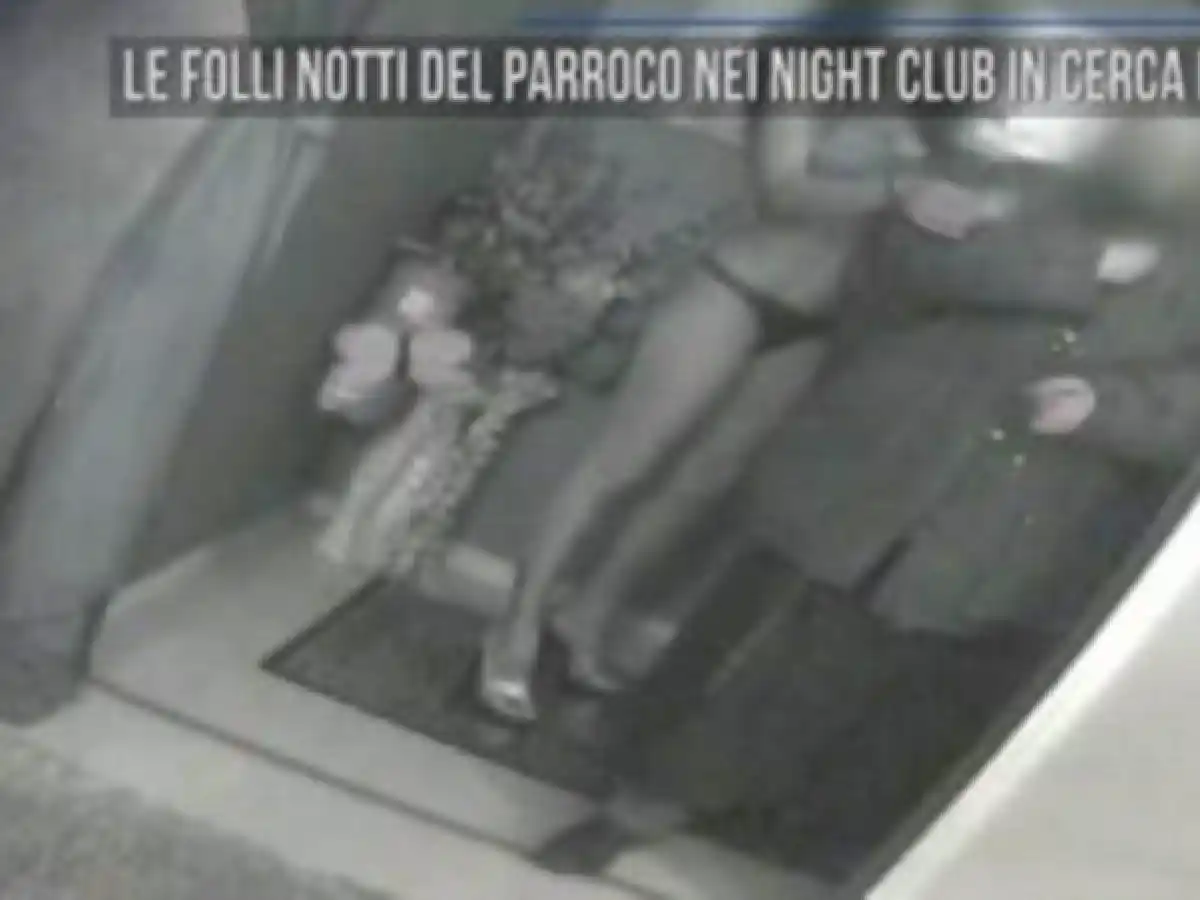 Un sacerdote fue sorprendido en un club nocturno con prostitutas: "Peco y luego me confieso"