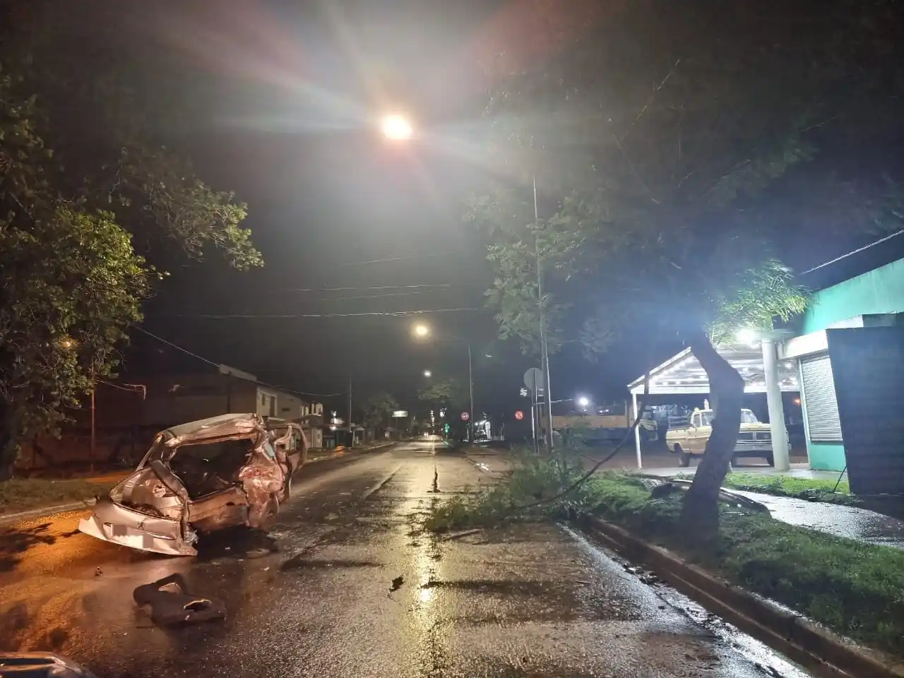 Un auto chocó contra un árbol y dejó cuatro heridos