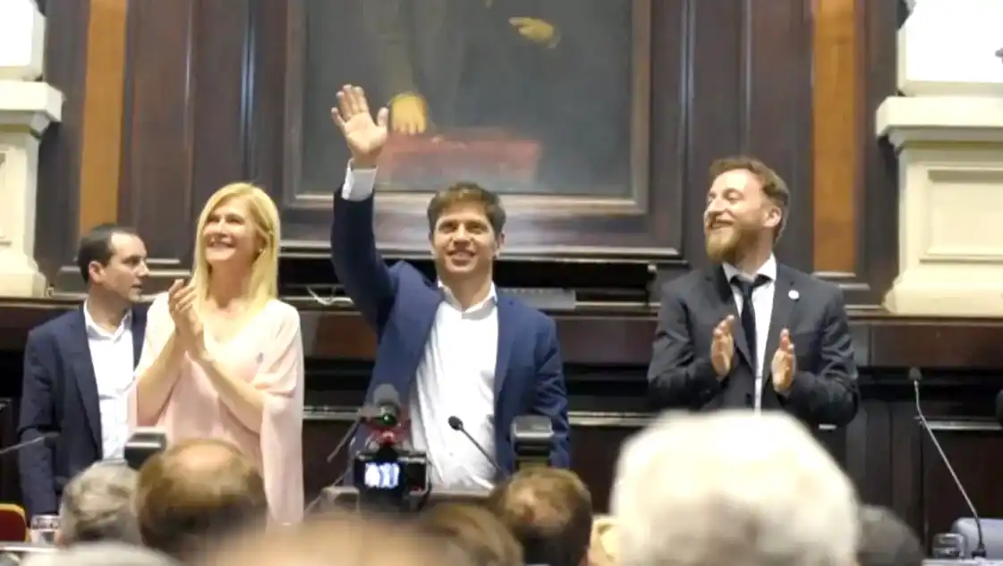 Al centro, gobernador Axel Kicillof.