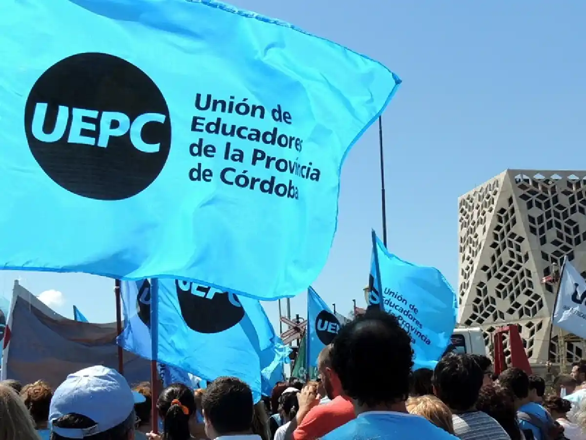 Paro y marcha de docentes de escuelas públicas y privadas de Córdoba