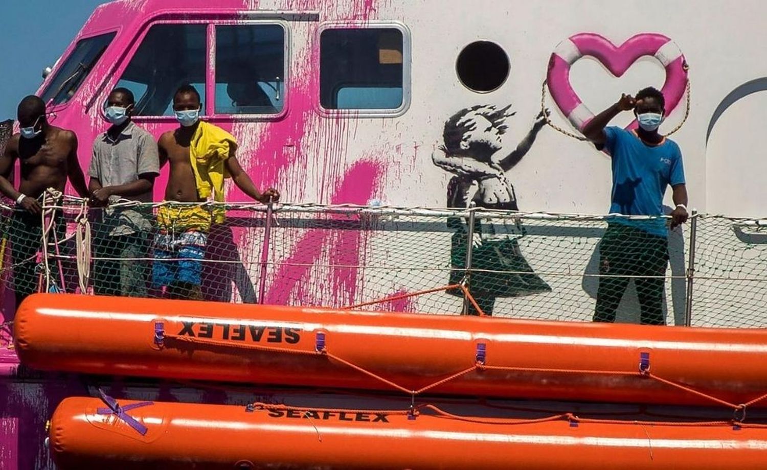 El barco financiado por Banksy pide ayuda tras rebasar su capacidad de migrantes