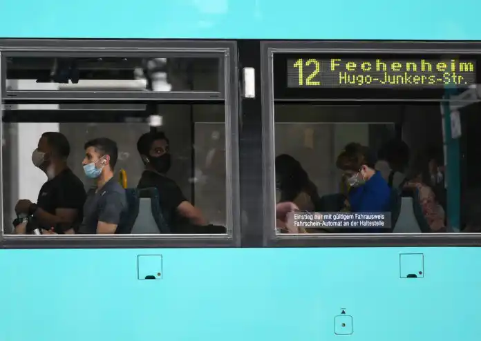 La OMS dice que el coronavirus podría transmitirse por el aire en sitios cerrados