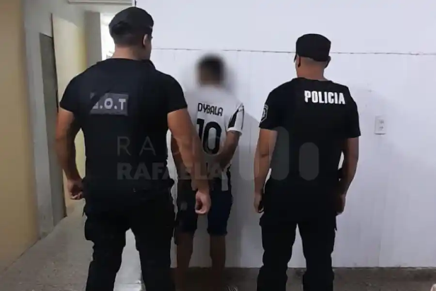 Vio a la policía y quiso esconderse, pero no pudo: tenía una orden de detención