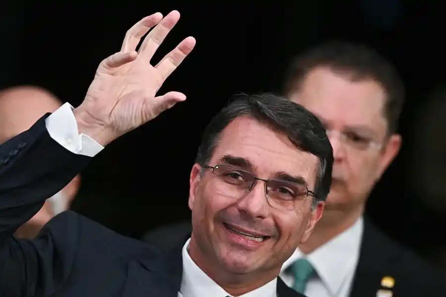 Flavio Bolsonaro, el hijo del ex presidente de Brasil, será candidato a Presidente en el 2026