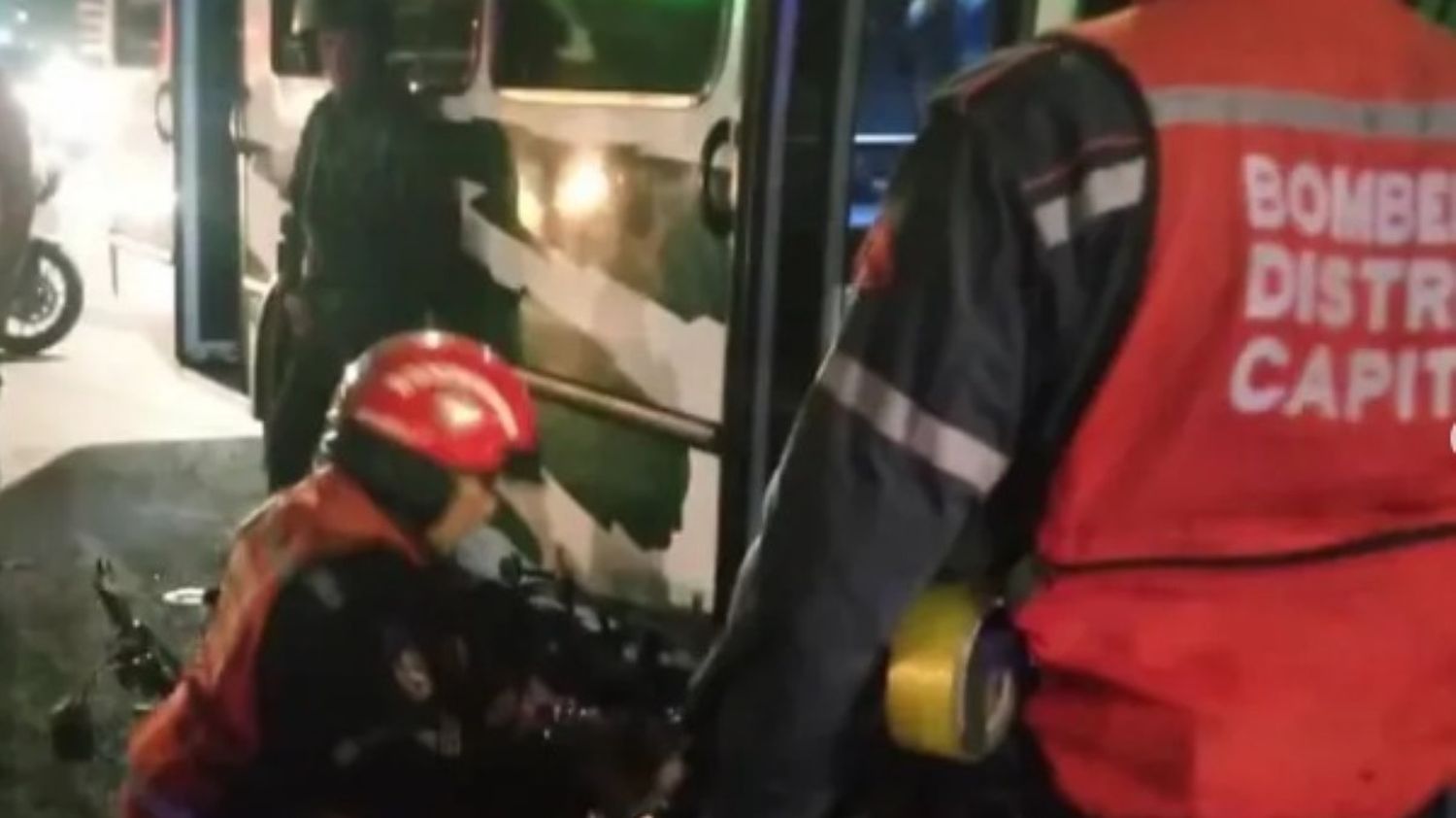 Choque entre moto y buseta pública dejó un muerto y un herido en la autopista Valle-Coche