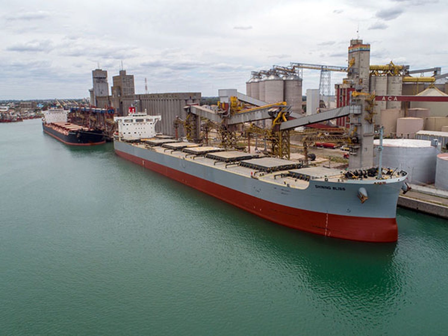 Por una bajante del Paraná,  Barcos completan carga  en Puerto Quequén