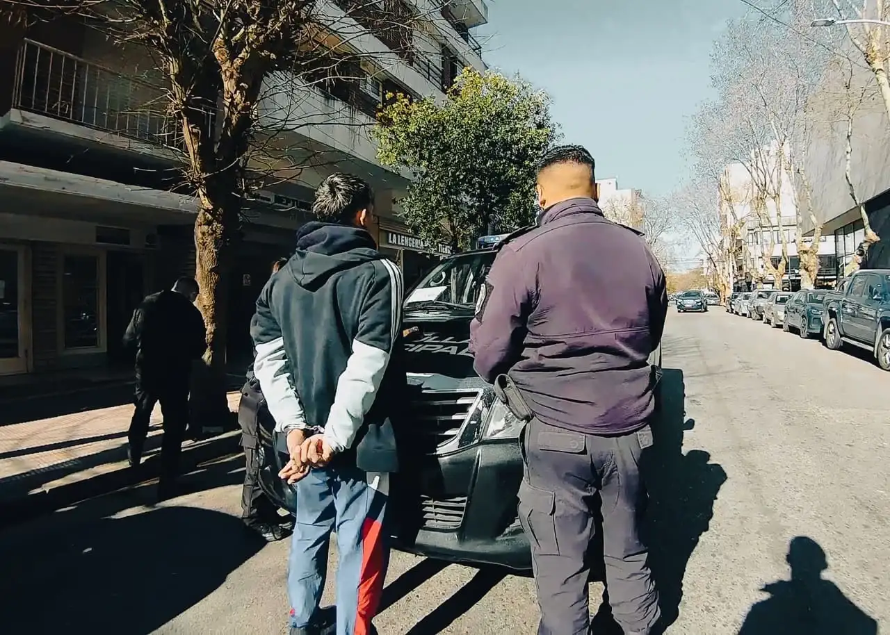 Finalmente, fue trasladado a la Comisaría Novena, donde se continuaron las actuaciones correspondientes.