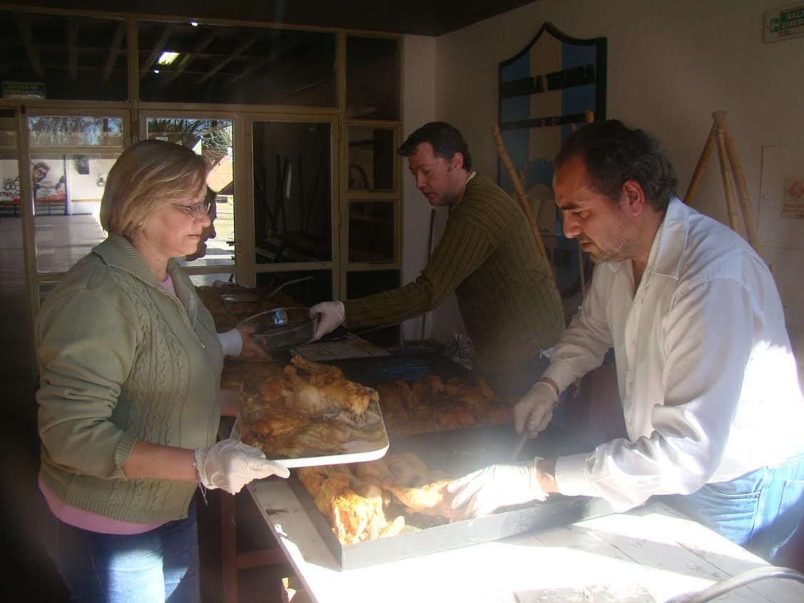 Venta de pollos: Recaudan fondos con el fin de terminar aulas