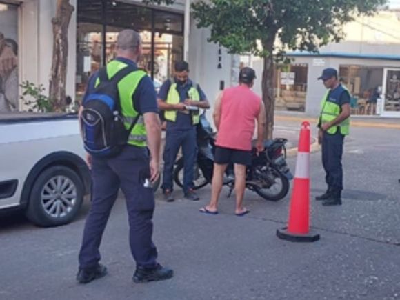 Inspector atropellado por una moto: qué sanción le corresponde al conductor