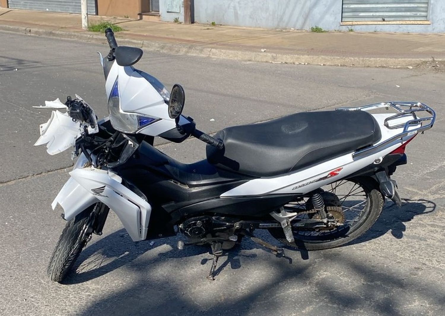 Accidente en Machado y Rodríguez: chocaron una moto y un automóvil