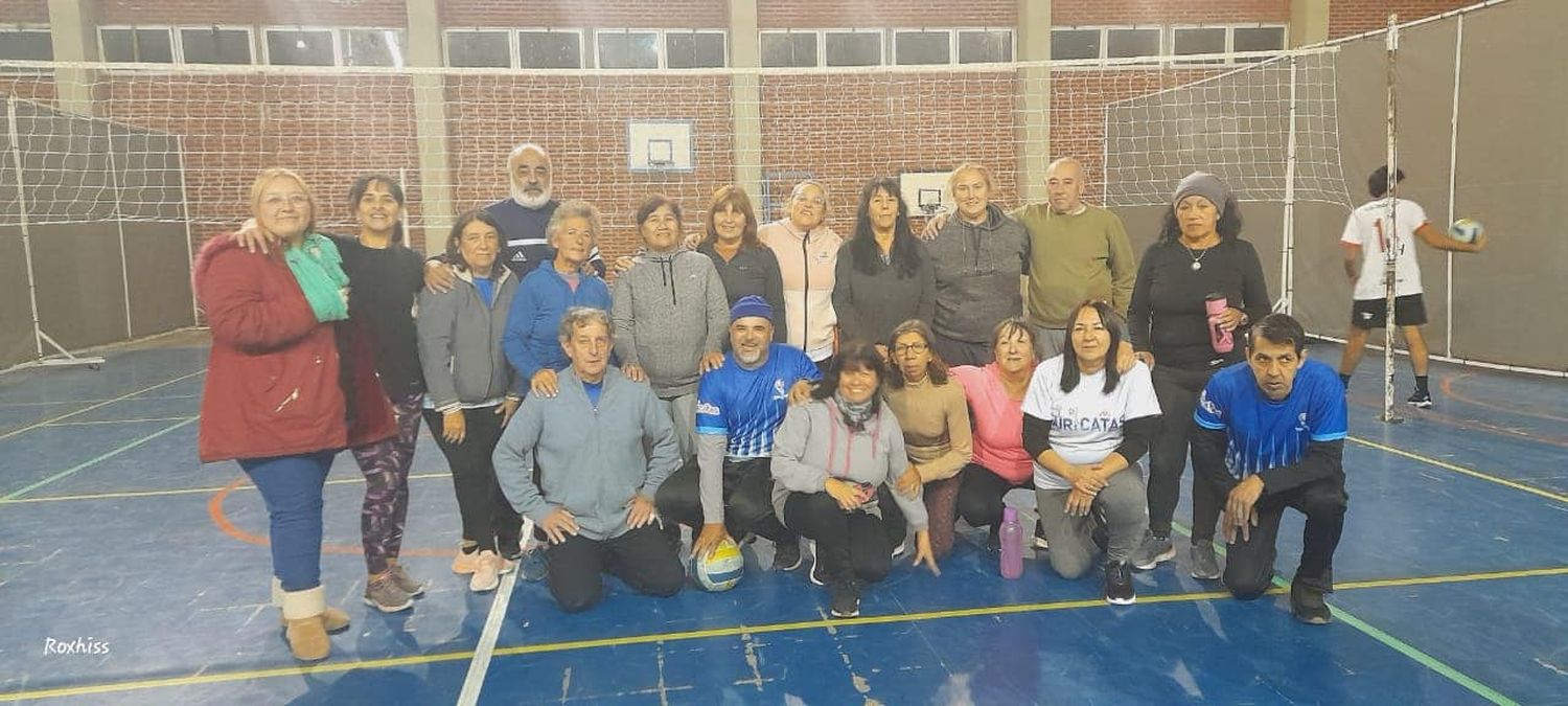 Integrantes de la disciplina deportiva NewCom que habitualmente entrenan en el gimnasio del Centro de Educación Física Nº 2 bajo la órdenes de la profesora Alejandra Da Roz. Estuvieron primero en el Encuentro de Adultos Mayores de Carbó y el pasado 1º de Junio solamente viajó el equipo femenino a Paraná