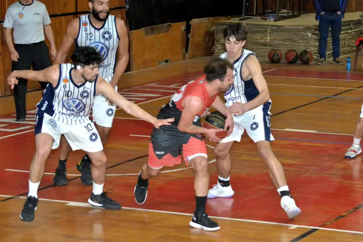 San Martín, entre Lardapide y Dupin, de Racing.