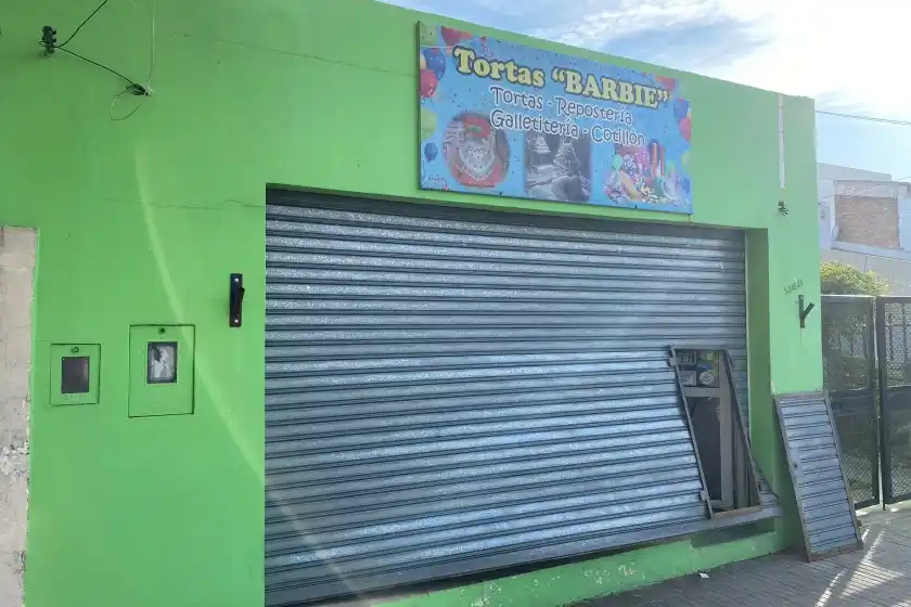 Robaron y provocaron destrozos en una pastelería de zona noroeste