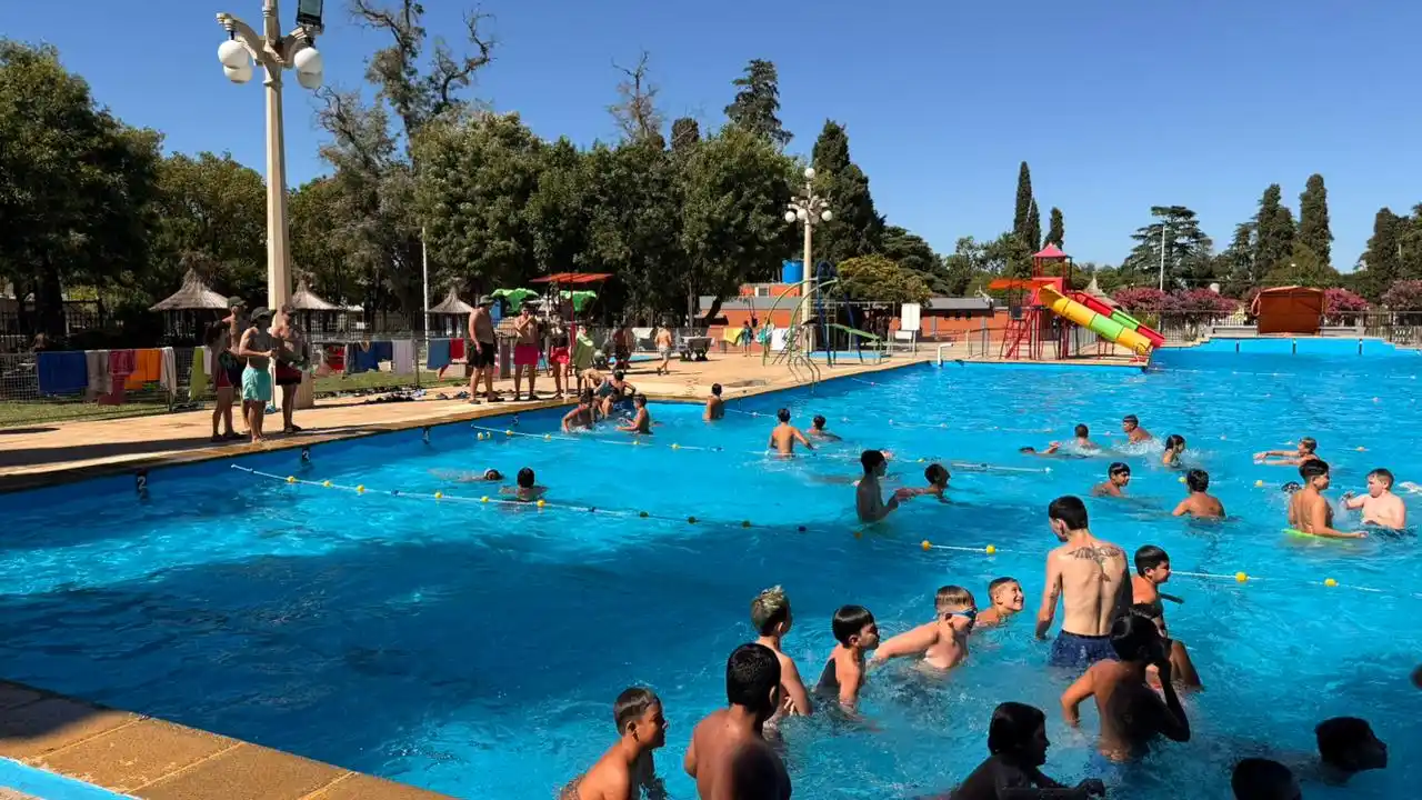 Los niños disfrutan de la pileta.