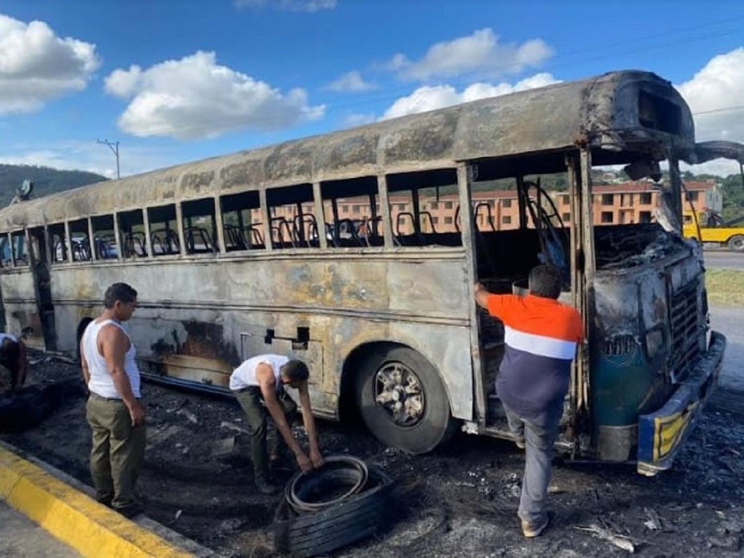 ¡TRES ACCIDENTES ESTE #24Ene! Mueren 2 personas tras incendiarse autobús en los Valles del Tuy