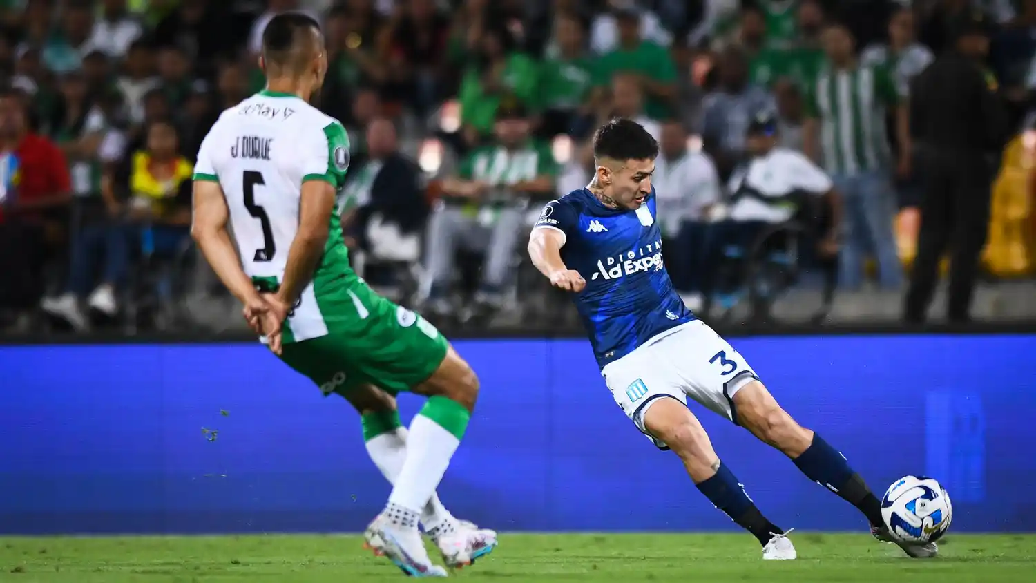 John Duque sale al cruce ante Rojas.
