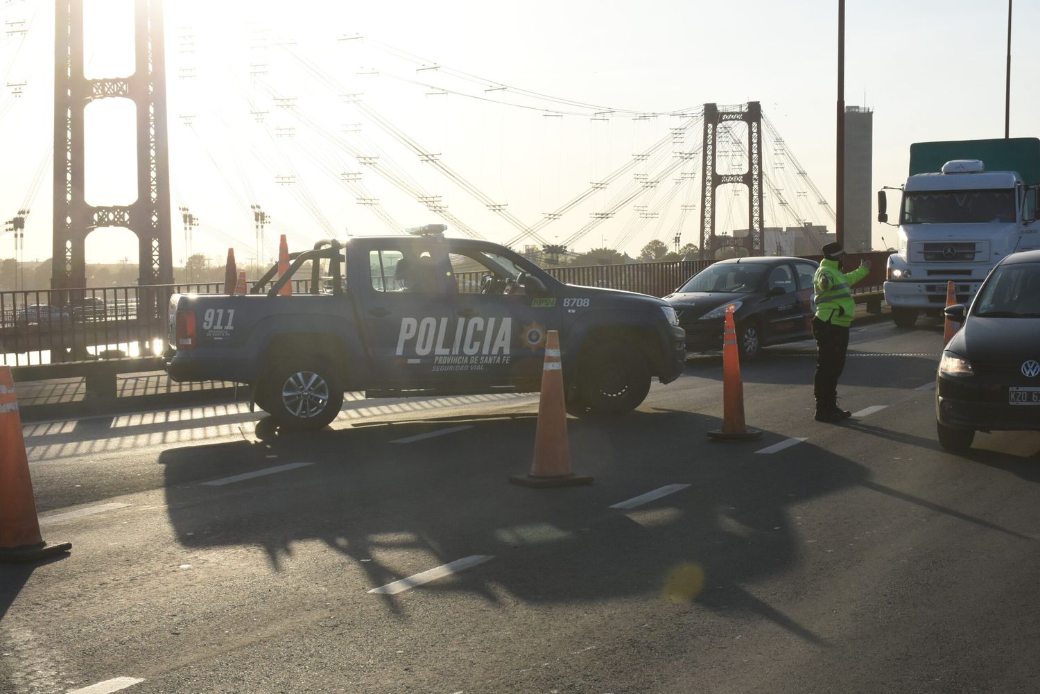 Una camioneta y un camión protagonizaron un choque sobre el Puente Oroño