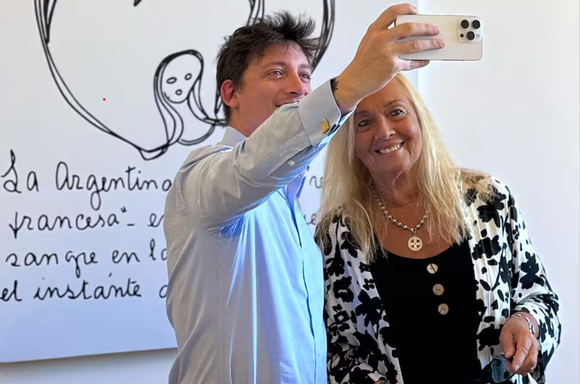 Para qué se reunió Santiago Caputo con la sobrina del vidente argentino Solari Parravicini?