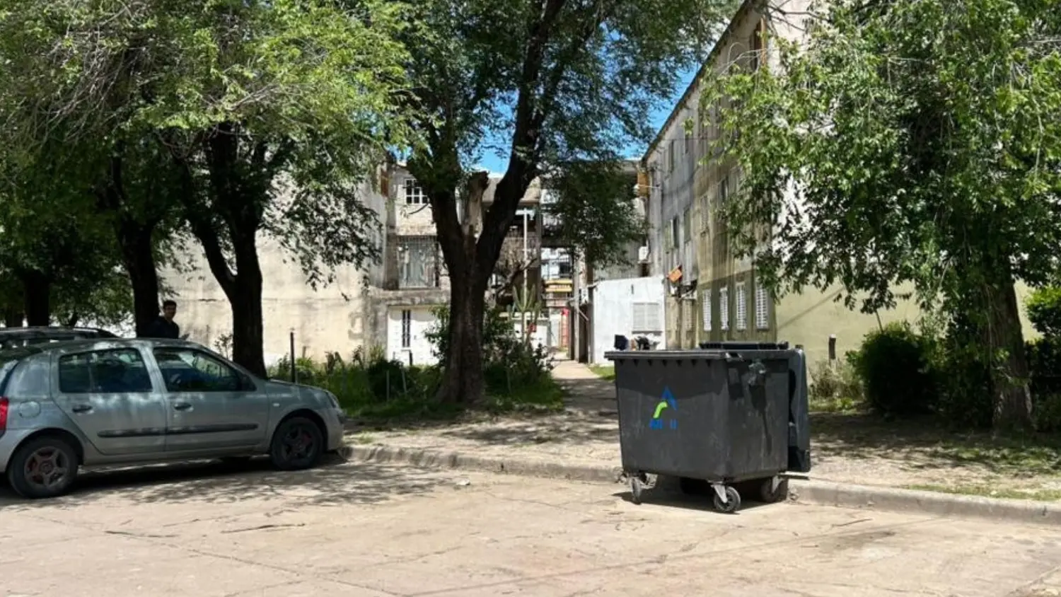 Un contenedor de Ashira sobre la calle Bozzano, destinado al barrio Fonavi I.