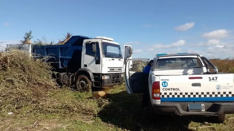 Dos camiones fueron enviados al corralón por arrojar deshechos a un descampado.