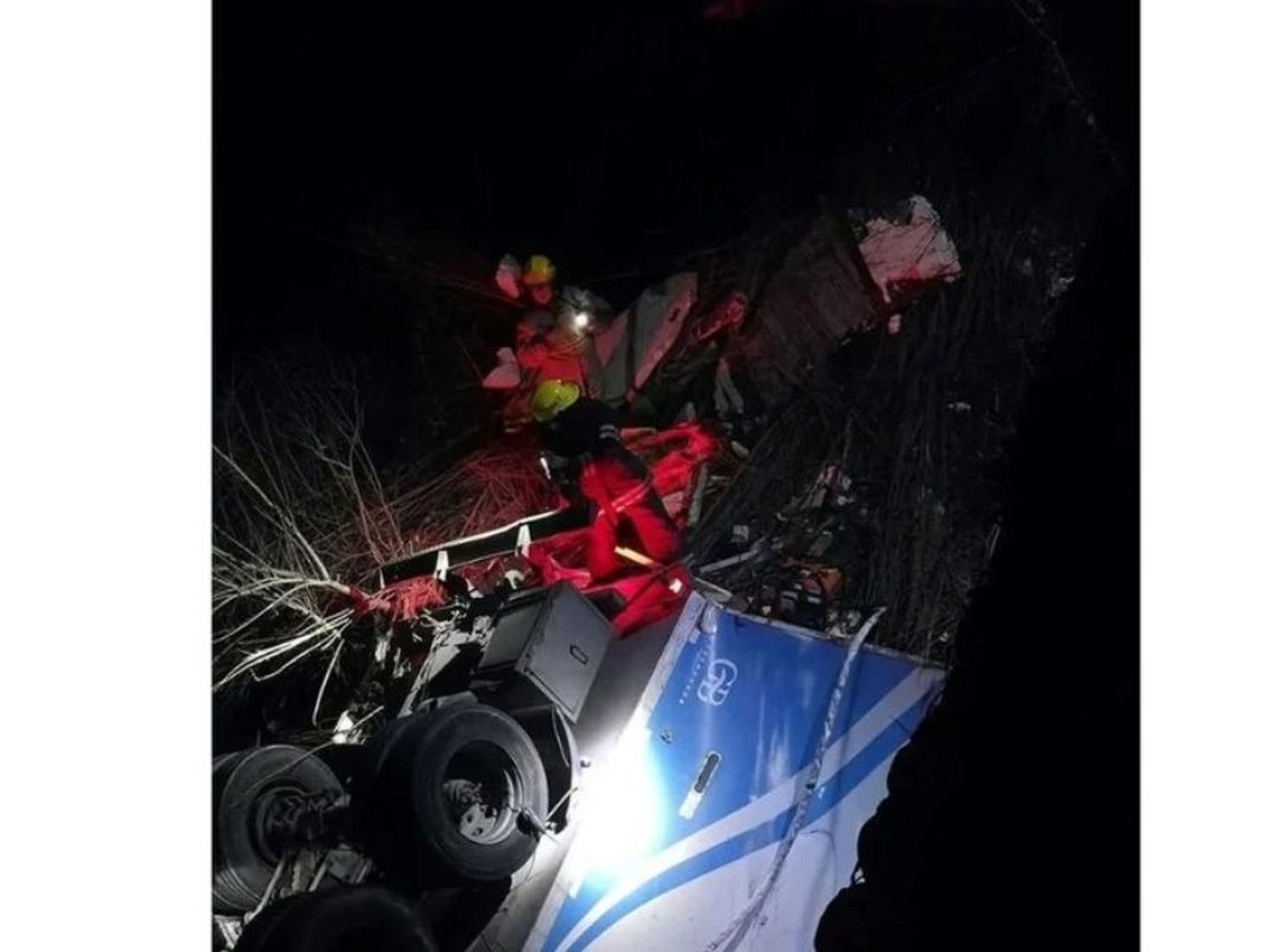 Camión cayo al rio en Córdoba 3