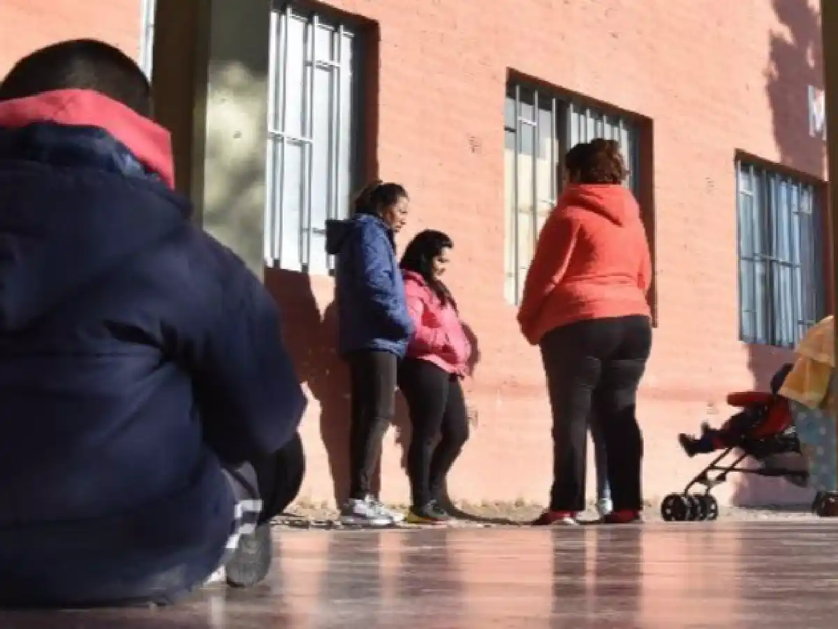 Lloraba frente a sus alumnos por desamor y lo apartaron del cargo