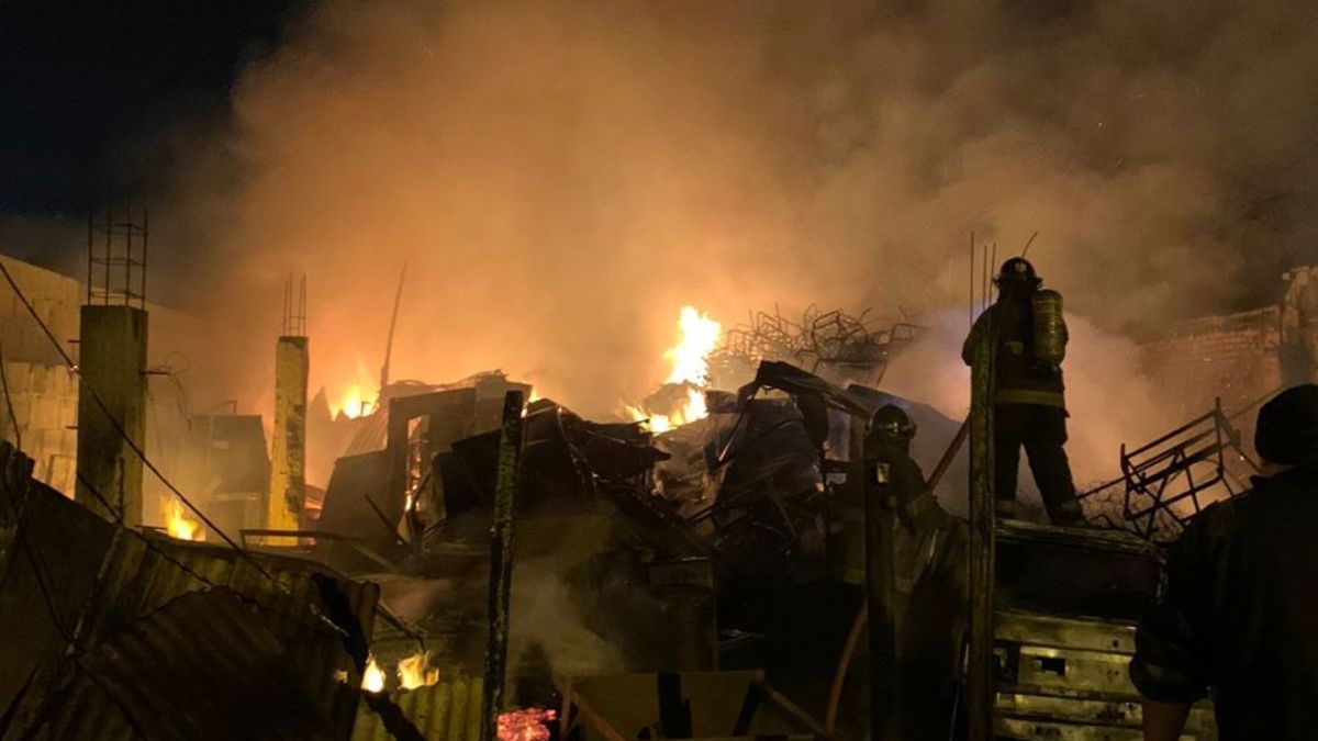 Voraz incendio en una chatarrería de la zona oeste de Rosario