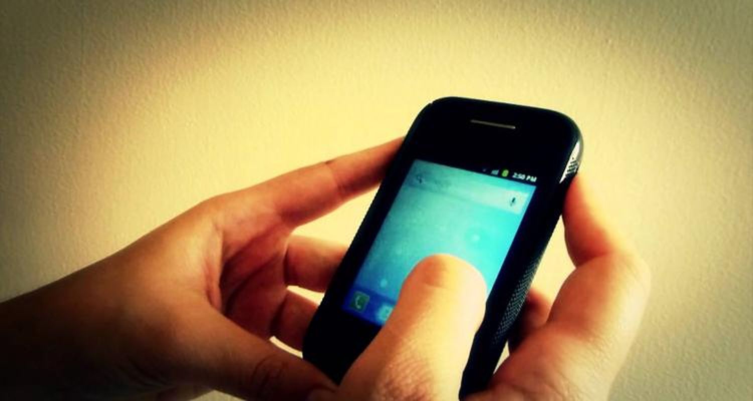 Usaba su celular mientras conducía y chocó