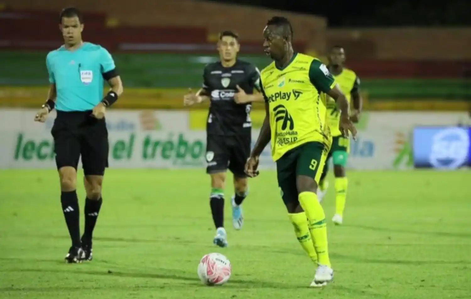Un alcanzapelotas evitó un gol en un partido del fútbol colombiano y desató la polémica