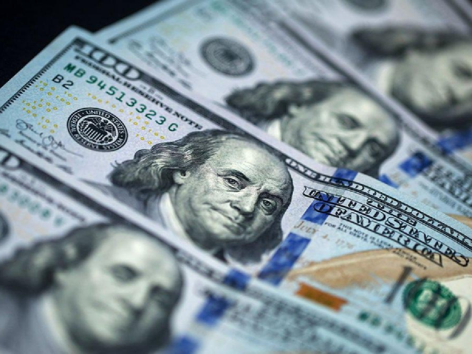 El precio del dólar opera estable en los bancos