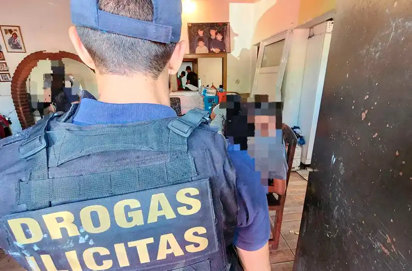 Allanamiento en barrio Villa Gascón: dos detenidos, drogas y un millón de pesos
