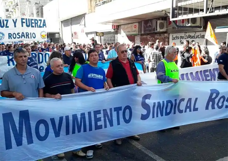 Gremios rosarinos ya concentran en la plaza Montenegro