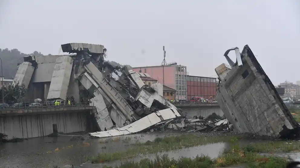 Al menos 29 muertos al desplomarse el puente de una autopista en Génova