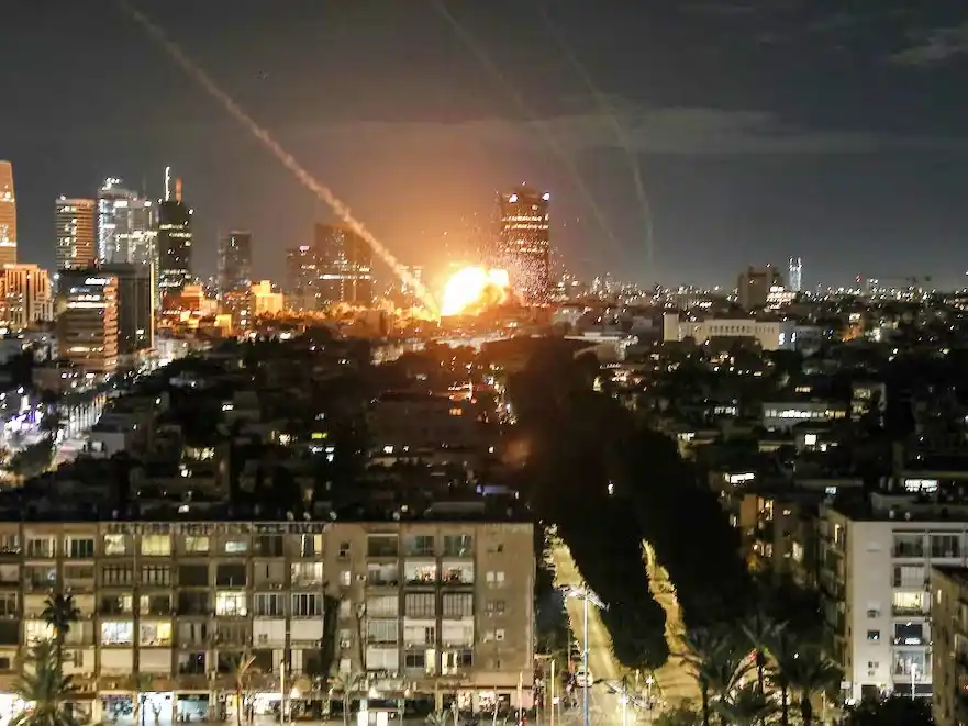 Irán desafía a EEUU: el régimen lanzó nuevas oleadas de ataques mientras jura venganza por la muerte de Khamenei